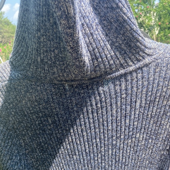 Blue asphalt - L blue and white duster with a hood and tie closure - Picture 9 of 9